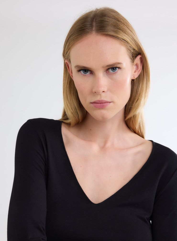 Long Sleeves V-neck T-shirt in Viscose / Elastane